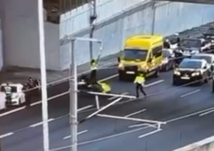 Οδηγός μοτοσικλέτας παρέσυρε τροχονόμο στην Αττική Οδό (vid)