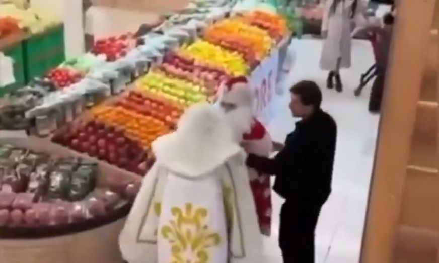 Άγριο ξύλο μεταξύ Άγιων Βασίληδων μέσα σε σούπερ μάρκετ – Δείτε το video