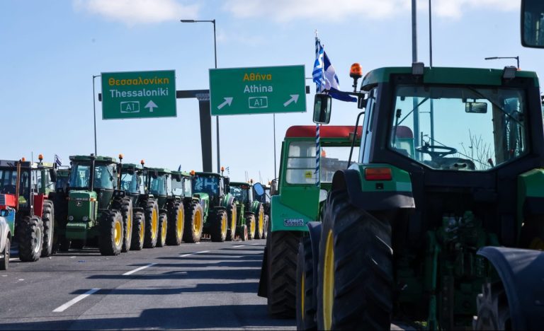 Αγρότες: Μπλόκα και ολικοί αποκλεισμοί σε βασικούς οδικούς άξονες