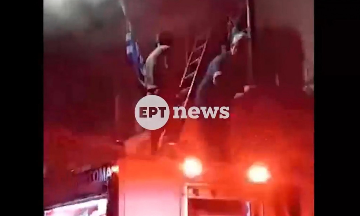 Δραματικές στιγμές - Σώθηκαν μητέρα και γιος από φωτιά στη Χίο