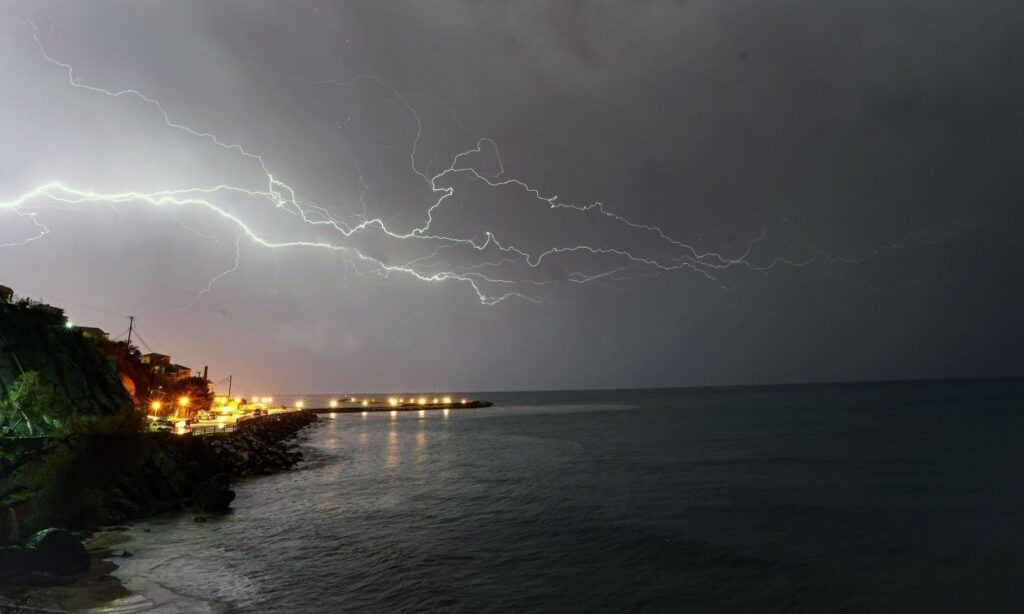 Καιρός: Προειδοποίηση Καλλιάνου για ισχυρές καταιγίδες στην Αττική – «Κόκκινος» συναγερμός για δύο περιοχές και μεσογειακό κυκλώνα