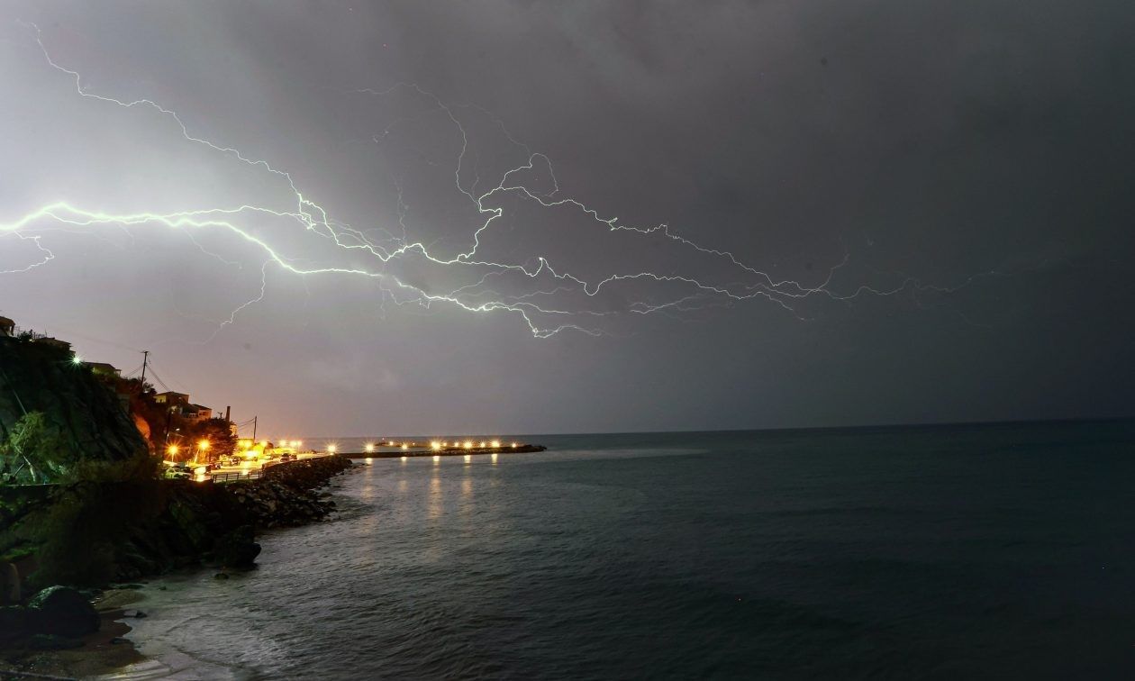 Καιρός: Προειδοποίηση Καλλιάνου για ισχυρές καταιγίδες στην Αττική – «Κόκκινος» συναγερμός για δύο περιοχές και μεσογειακό κυκλώνα