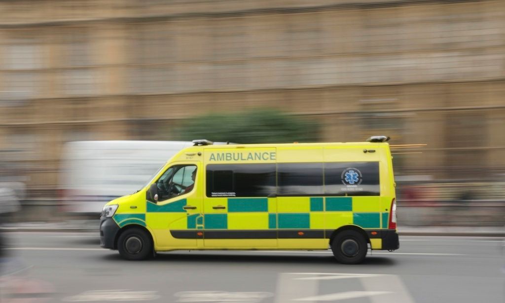 Απίστευτο δυστύχημα: Άνοιξε η πόρτα του ασθενοφόρου, έπεσε στον δρόμο και τον πάτησε αυτοκίνητο!