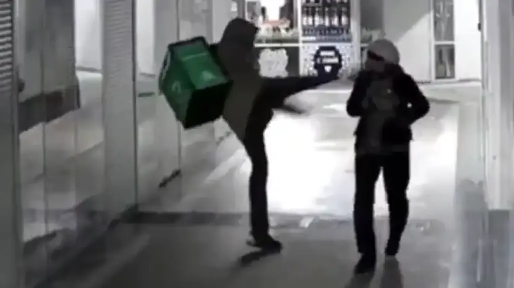 Βίντεο ΣΟΚ! Ντελιβεράς ξυλοκοπεί ηλικιωμένη