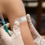 Έρευνα της FDA για αναφορές θανάτων μετά τον εμβολιασμό πυροδοτεί νέα ένταση στις ΗΠΑ