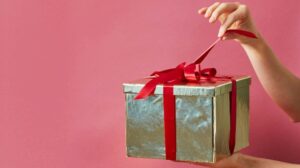 Secret Santa… εφιάλτης στο γραφείο: Σοκ με τα δώρα που πήρε