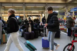 Χάος στις μετακινήσεις πριν την Πρωτοχρονιά: Διακοπή ρεύματος στο τούνελ της Μάγχης «παγώνει» τα δρομολόγια της Eurostar