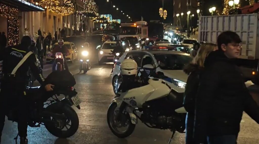 Πανικός στο Σύνταγμα με… φωτιά σε Τράπεζα – Έκλεισε ο δρόμος