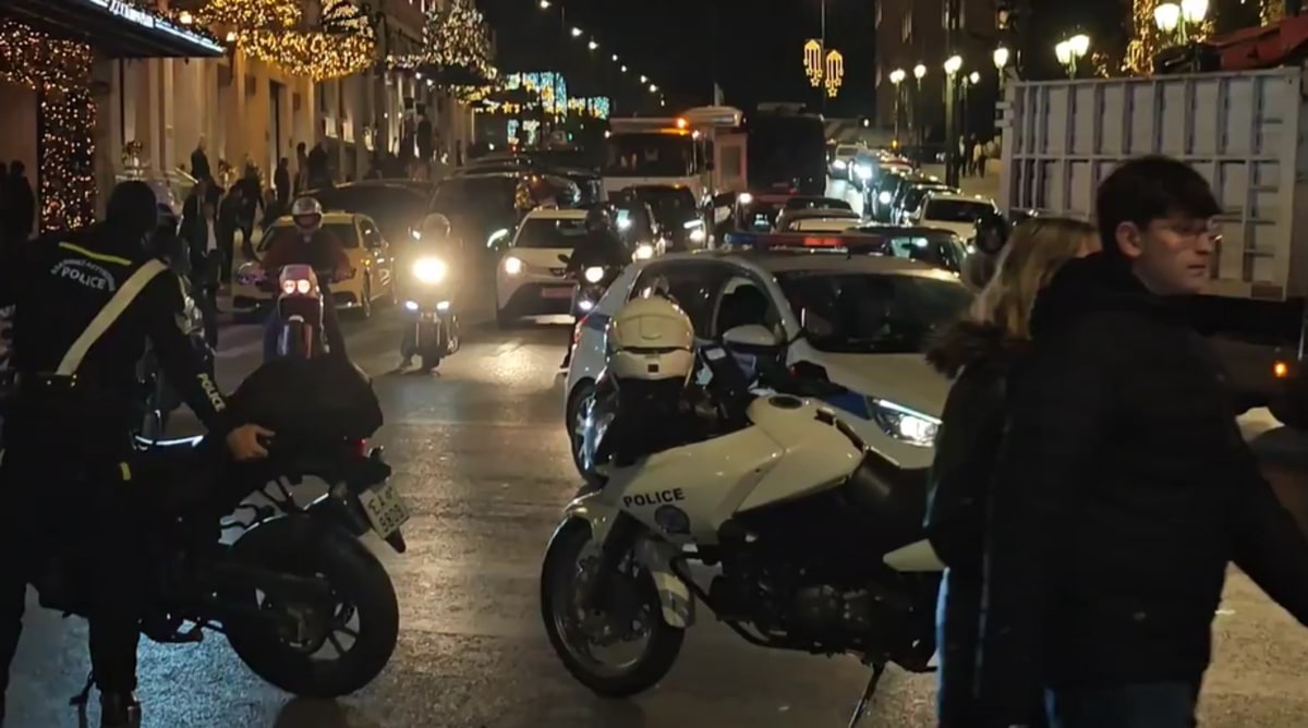 Πανικός στο Σύνταγμα με... φωτιά σε Τράπεζα – Έκλεισε ο δρόμος