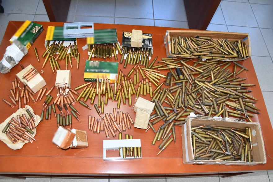 Συνελήφθη 54χρονος στο Ηράκλειο με πολεμικά όπλα, κυνηγετικά και σχεδόν 800 φυσίγγια