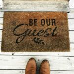 Airbnb: Τι έχει αλλάξει και τι να προσέξετε πριν κλείσετε για τα Χριστούγεννα