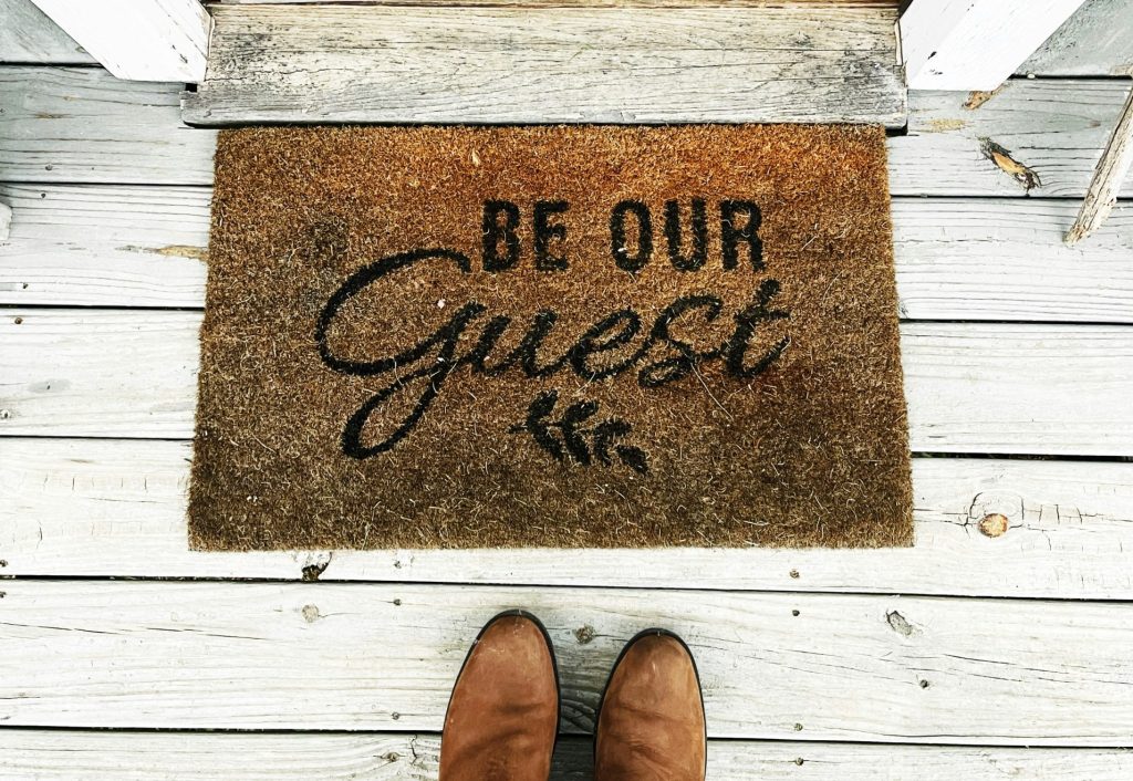 Airbnb: Τι έχει αλλάξει και τι να προσέξετε πριν κλείσετε για τα Χριστούγεννα