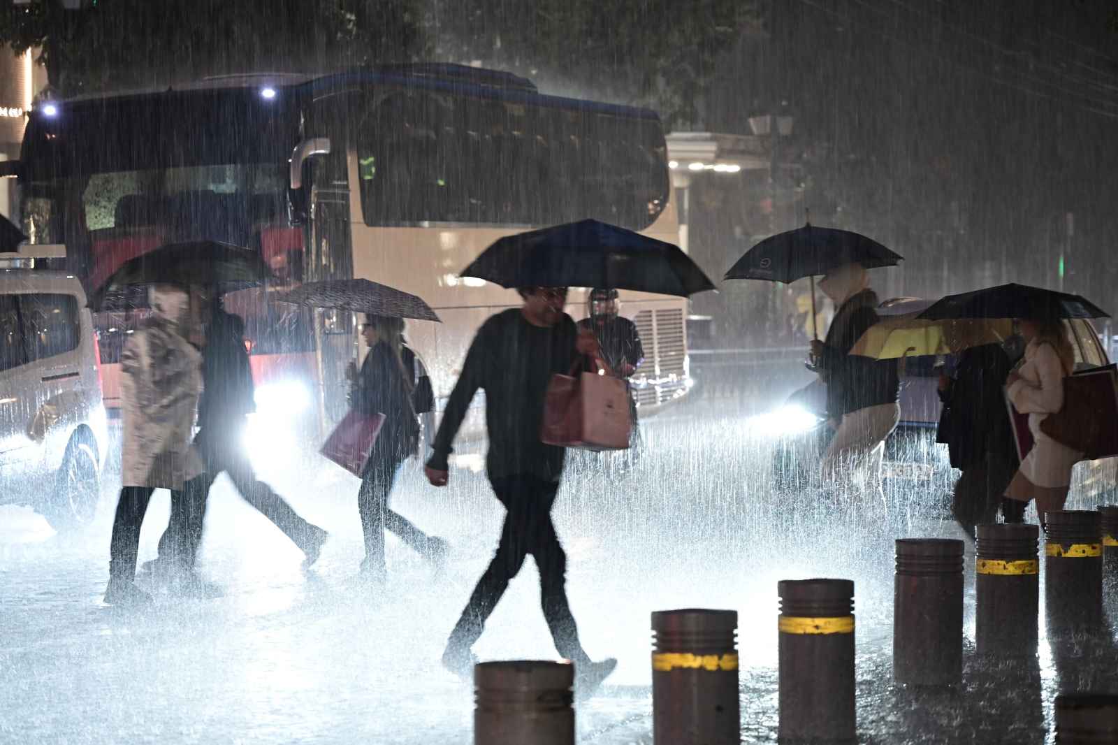 Κατακλυσμός στην Αθήνα: Λίμνη οι δρόμοι, πλημμύρισαν πεζοδρόμια – Κλείνουν τα μαγαζιά