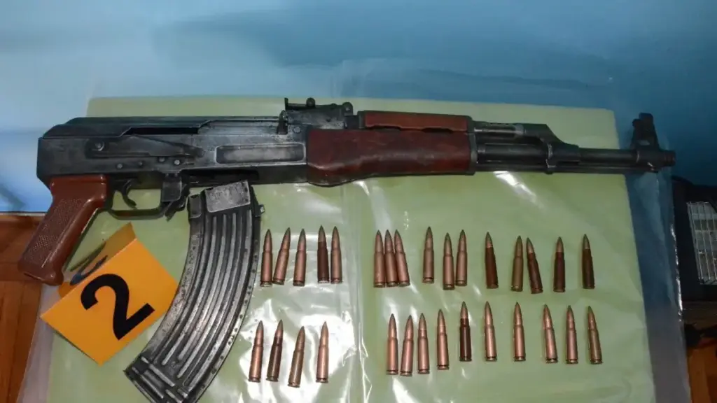 Καλύβια: Μεγάλο όνομα του υποκόσμου ετοιμαζόταν να «καθαρίσει» ο ποινικός που πιάστηκε με τα καλάσνικοφ