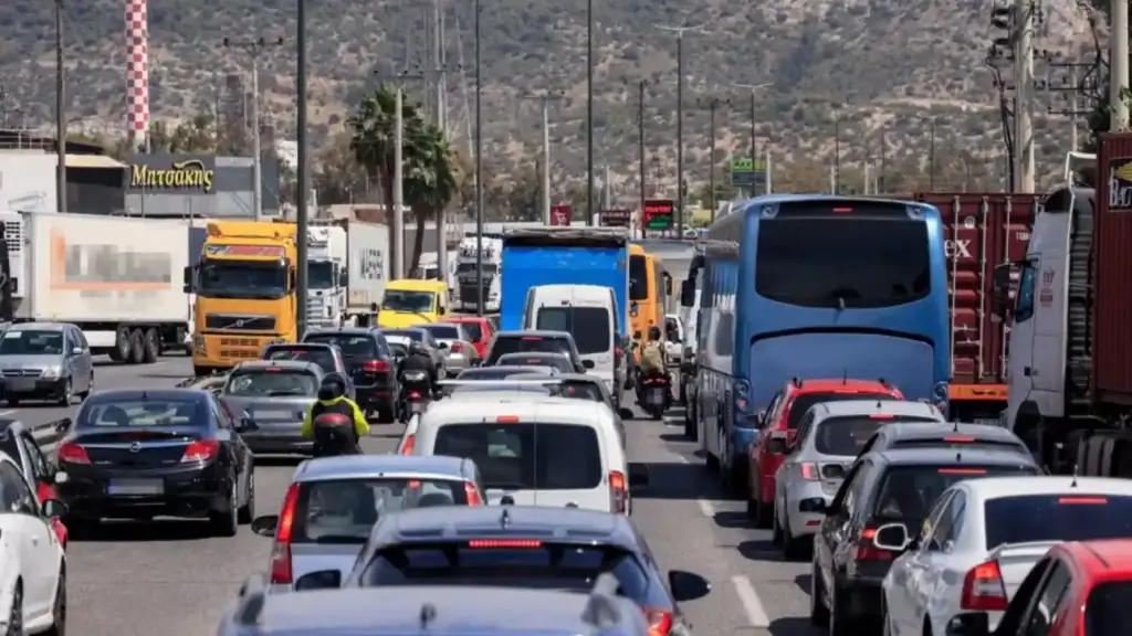 Χάος στους δρόμους της Αθήνας μετά την ανατροπή φορτηγού – Πού έχει τεράστιες ουρές