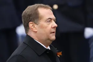 Ο Μεντβέντεφ απειλεί τον Ζελένσκι με θάνατο