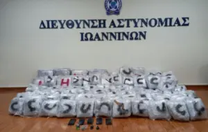 Μπλόκο της ΕΛ.ΑΣ. στην Ήπειρο: 215 κιλά κάνναβης και καταδίωξη με ανήλικο στο όχημα