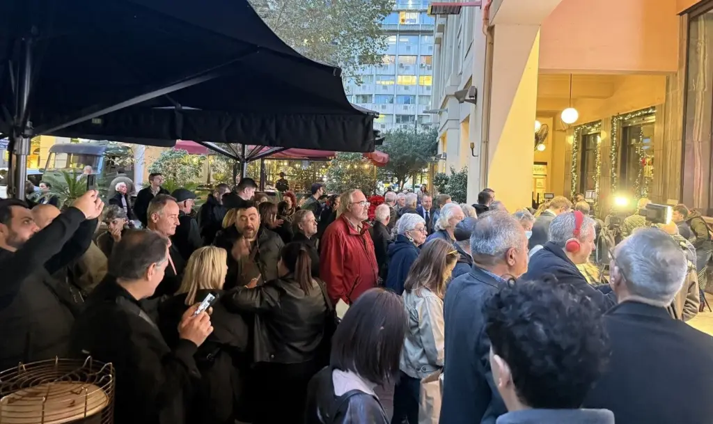 Χαμός για τον Αλέξη Τσίπρα έξω από το “Παλλάς” – Εκατοντάδες άτομα για την «Ιθάκη»