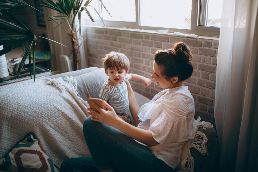 880€ τον μήνα για μητέρες: Πώς γίνεται η αίτηση και πώς να εγκριθεί γρήγορα