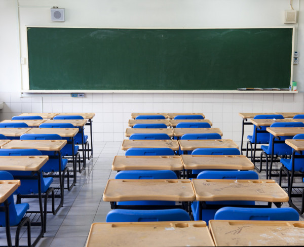 Σοκ στο Αιγάλεω: Άνδρας περπατούσε γυμνός έξω από δημοτικό σχολείο