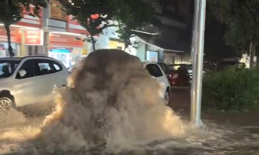 «Συντριβάνι» το νερό στην Καλλιθέα – Έχουν πλημμυρίσει οι δρόμοι (vid)