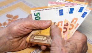 Συντάξεις: Κλείδωσε η αύξηση – Πόσα θα πάρουν 671.586 συνταξιούχοι