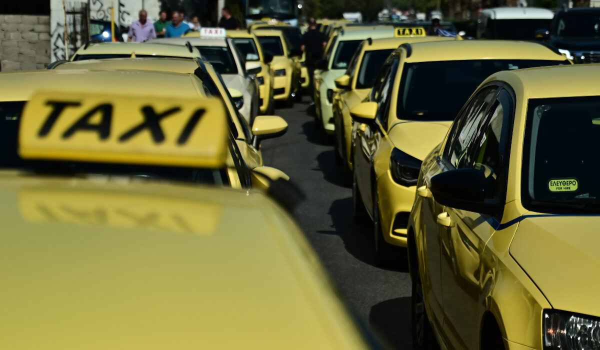 Σε δεύτερη ημέρα κινητοποιήσεων προχωρούν οι οδηγοί ταξί σε όλη τη χώρα
