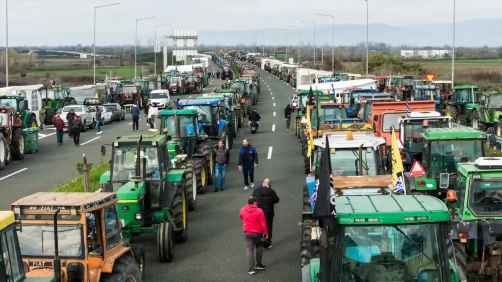 Μπλόκα αγροτών: Αποκλεισμοί δρόμων και μπλόκα σε όλη την Ελλάδα – Δείτε χάρτη