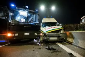 Τροχαίο στην Εθνική Οδό: Ασθενοφόρο έπεσε πάνω σε κλούβα των ΜΑΤ που έκλεισε το δρόμο