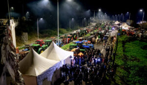 Κατέλαβαν τη γέφυρα της Χαλκίδας οι αγρότες – Έκλεισαν τις λωρίδες, απέκλεισαν παραδρόμους της Εθνικής Οδού