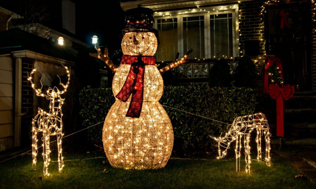 Χριστουγεννιάτικα λαμπάκια: Προσοχή στο χρώμα – Ποιο «καίει» περισσότερο ρεύμα