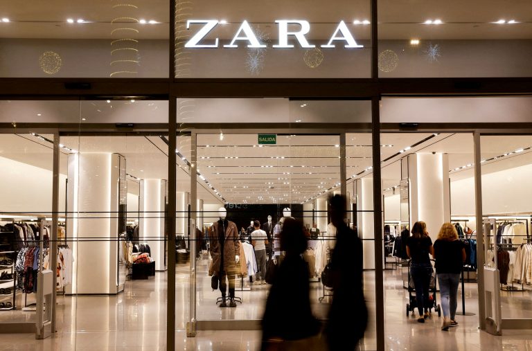 ZARA: Το φόρεμα που έχει κάνει θραύση – Κάθε γυναίκα το θέλει στην ντουλάπα της