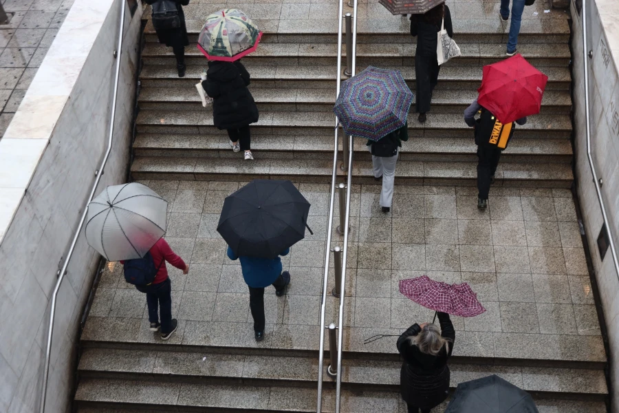 Σκάει νέα κακοκαιρία - Πού θα πέσουν βροχές και χιόνια