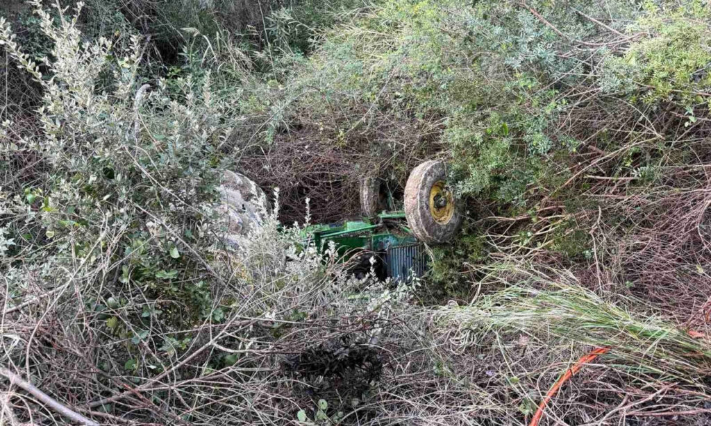 70χρονος έχασε τη ζωή του όταν ανετράπη το τρακτέρ του σε ρέμα