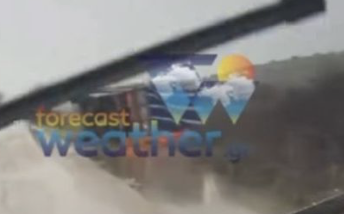 Σφοδρή κακοκαιρία σαρώνει Ηπειρο και Ηλεία: Νταλίκα και αυτοκίνητο ανατράπηκαν