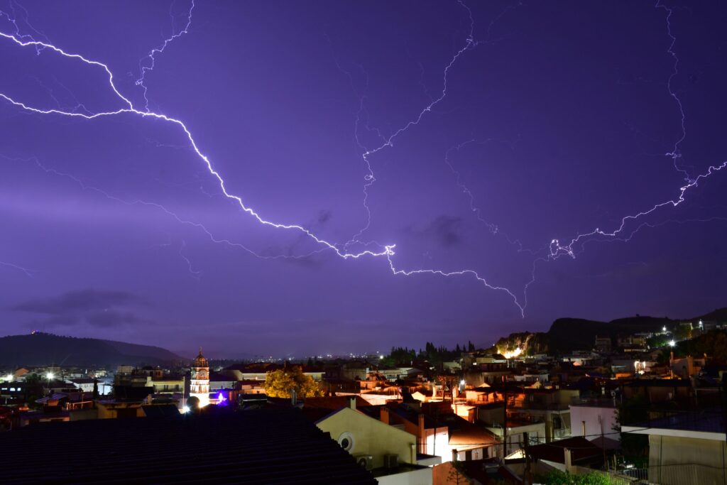 Έκτακτο δελτίο επικίνδυνων καιρικών φαινομένων – Δύσκολες ώρες και για την Αττική