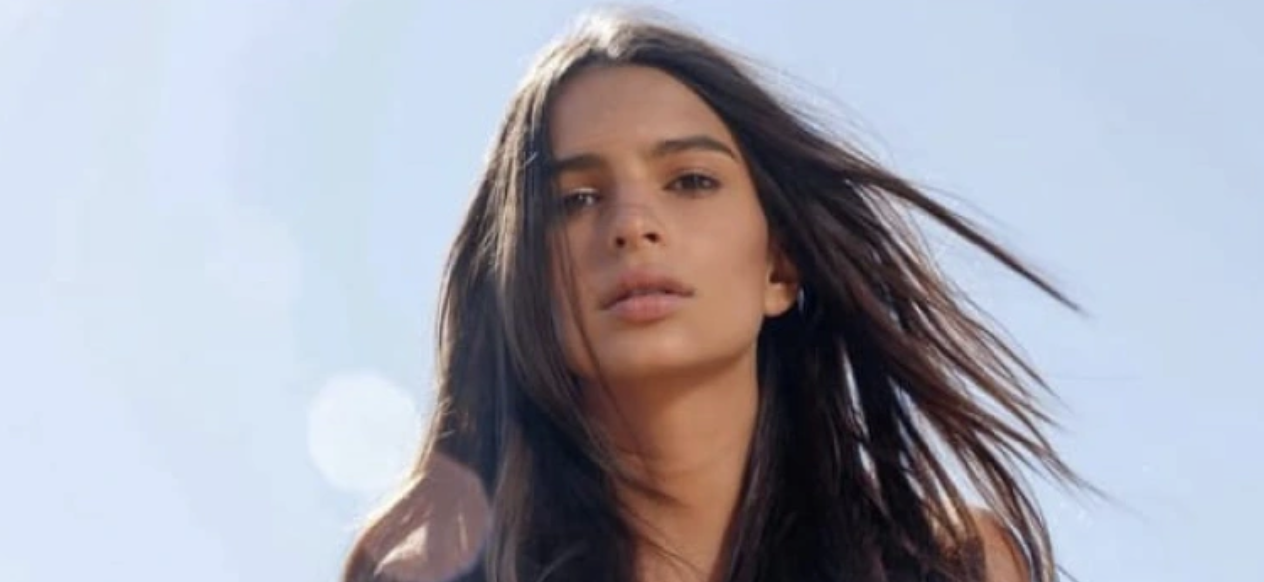 Η Έμιλι Ραταϊκόφσκι πόζαρε γυμνή και ανέβασε τολμηρή φωτογραφία στο Instagram