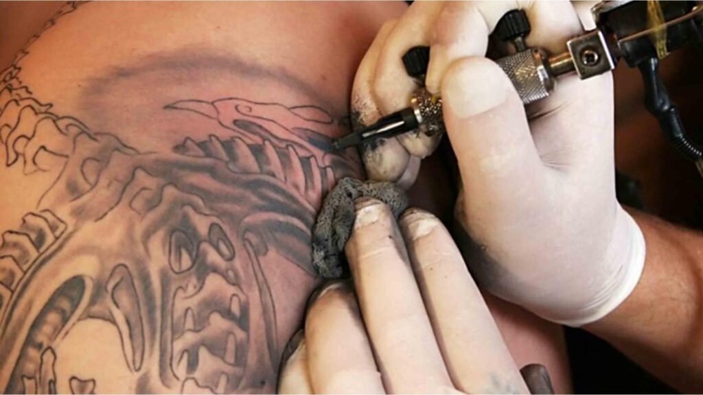 Τα τατουάζ κάτω από το μικροσκόπιο: Τι κρύβεται πίσω από το μελάνι και ποιους κινδύνους εξετάζουν οι επιστήμονες