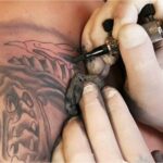 Τα τατουάζ κάτω από το μικροσκόπιο: Τι κρύβεται πίσω από το μελάνι και ποιους κινδύνους εξετάζουν οι επιστήμονες