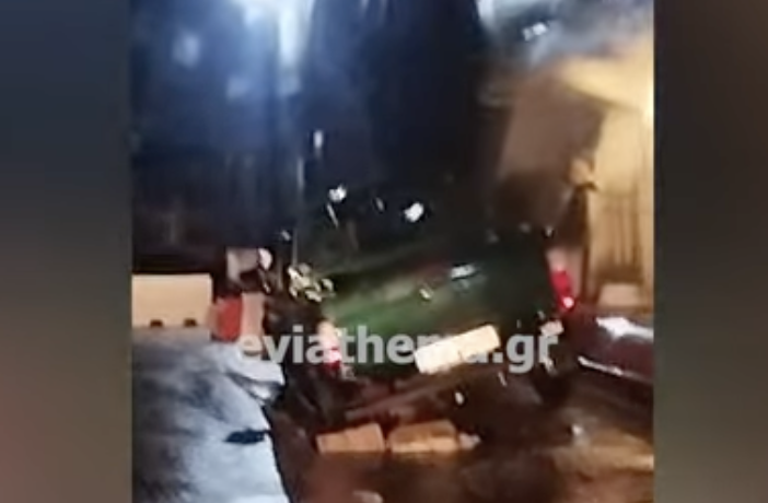 Πανικός στη χώρα με την κακοκαιρία - Οι δρόμοι... καταπίνουν αυτοκίνητα (video)