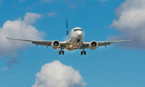 Γιατί οι αεροσυνοδοί πάντα κάθονται πάνω στα χέρια τους κατά την απογείωση και την προσγείωση