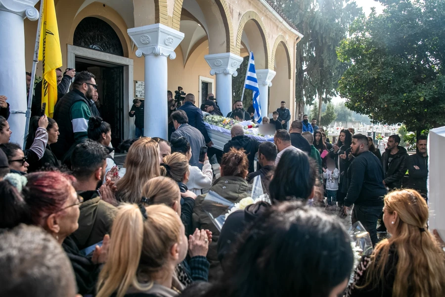 Σπαραγμός στην κηδεία του 30χρονου που δολοφονήθηκε