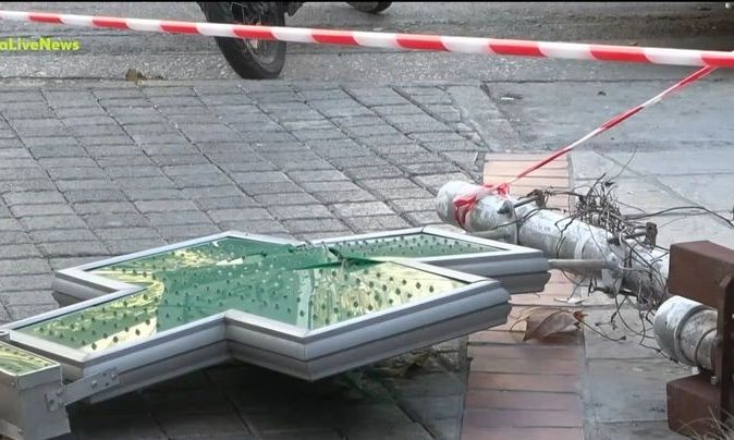 Σοκ! «Επέστρεφε σπίτι και έπεσε πάνω της ο σταυρός του φαρμακείου»