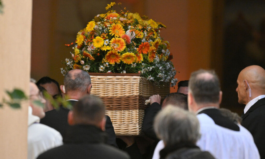 Θλίψη στο Σεν-Τροπέ: Τελευταίο αντίο στην Μπριζίτ Μπαρντό