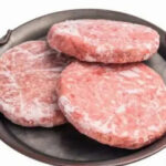 Ανακαλούνται μπιφτέκια με επικίνδυνο βακτήριο – Σοβαρός κίνδυνος ακόμη και για νεφρική ανεπάρκεια