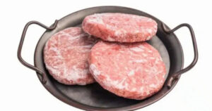 Ανακαλούνται μπιφτέκια με επικίνδυνο βακτήριο – Σοβαρός κίνδυνος ακόμη και για νεφρική ανεπάρκεια