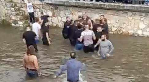 Σοκ στην Φλώρινα – Έπαιξαν ξύλο για τον Τίμιο Σταυρό μπροστά στον Δένδια (video)