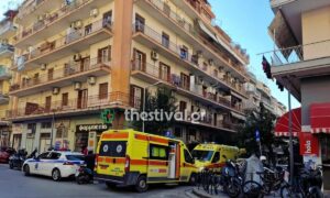 Τραγωδία στο κέντρο της πόλης – 48χρονη έχασε τη ζωή της μετά από πτώση από μπαλκόνι