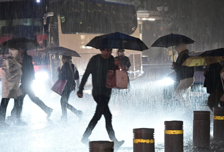 Κακοκαιρία χτυπά την Αθήνα: Διακοπές ρεύματος και σφοδρές καταιγίδες στα νότια προάστια