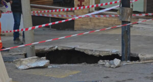 Αναστάτωση στο κέντρο της Αθήνας: Άνοιξε τρύπα στο οδόστρωμα και «ρούφηξε» κολώνα